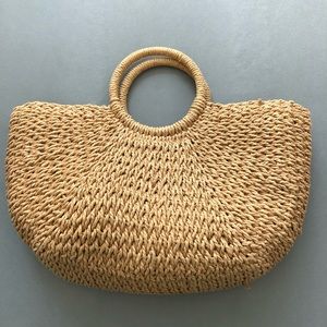 Woven beach bag with ring handle, zip closure and inner pocket